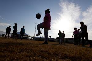 Niños migrantes en EE. UU. podrían enfrentar deportación sin asesoría legal por fin de contrato